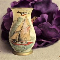 souvinier-beige-glasvase-sejlskib-Angelholm-vintage-vase-lille-blomstervase